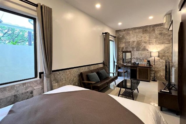 Premier King with Patial River View –  Onsen, Sauna Included